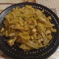 Тушёная капуста с куриной колбасой