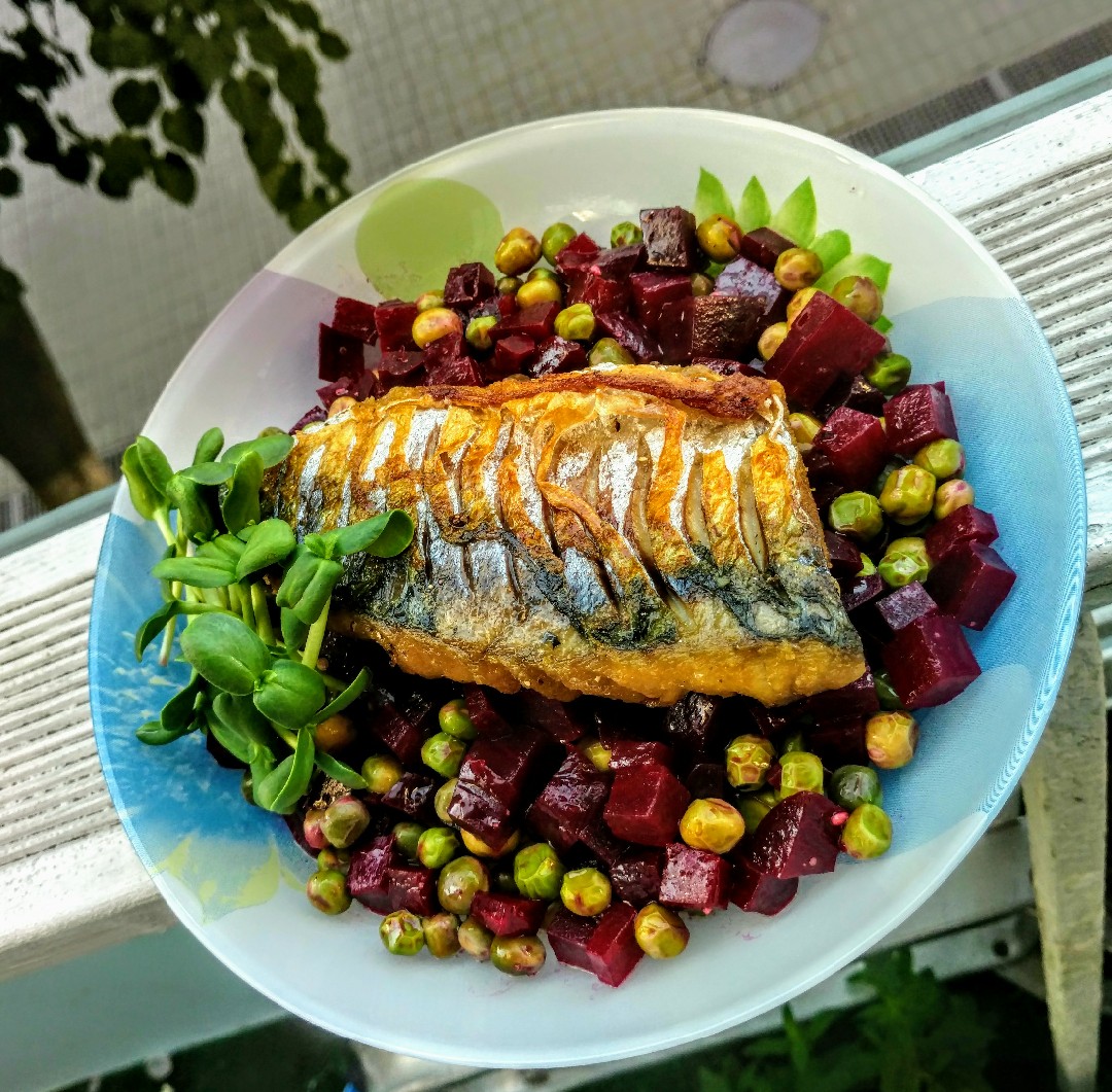 Золотистая скумбрия на подушке из овощей💛