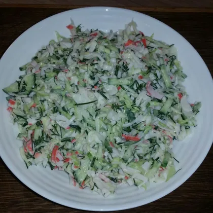 Салат из ранней капусты с крабовыми палочками