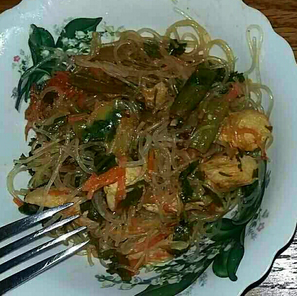 Рисовая лапша с куриной грудкой и овощами