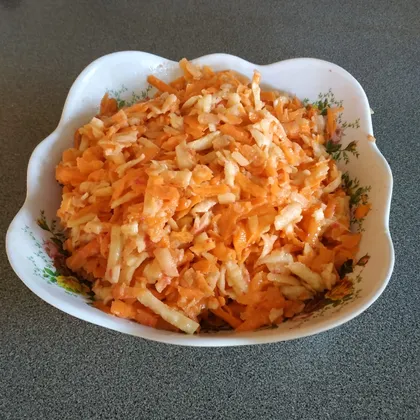 Салат из моркови с яблоком и сельдереем