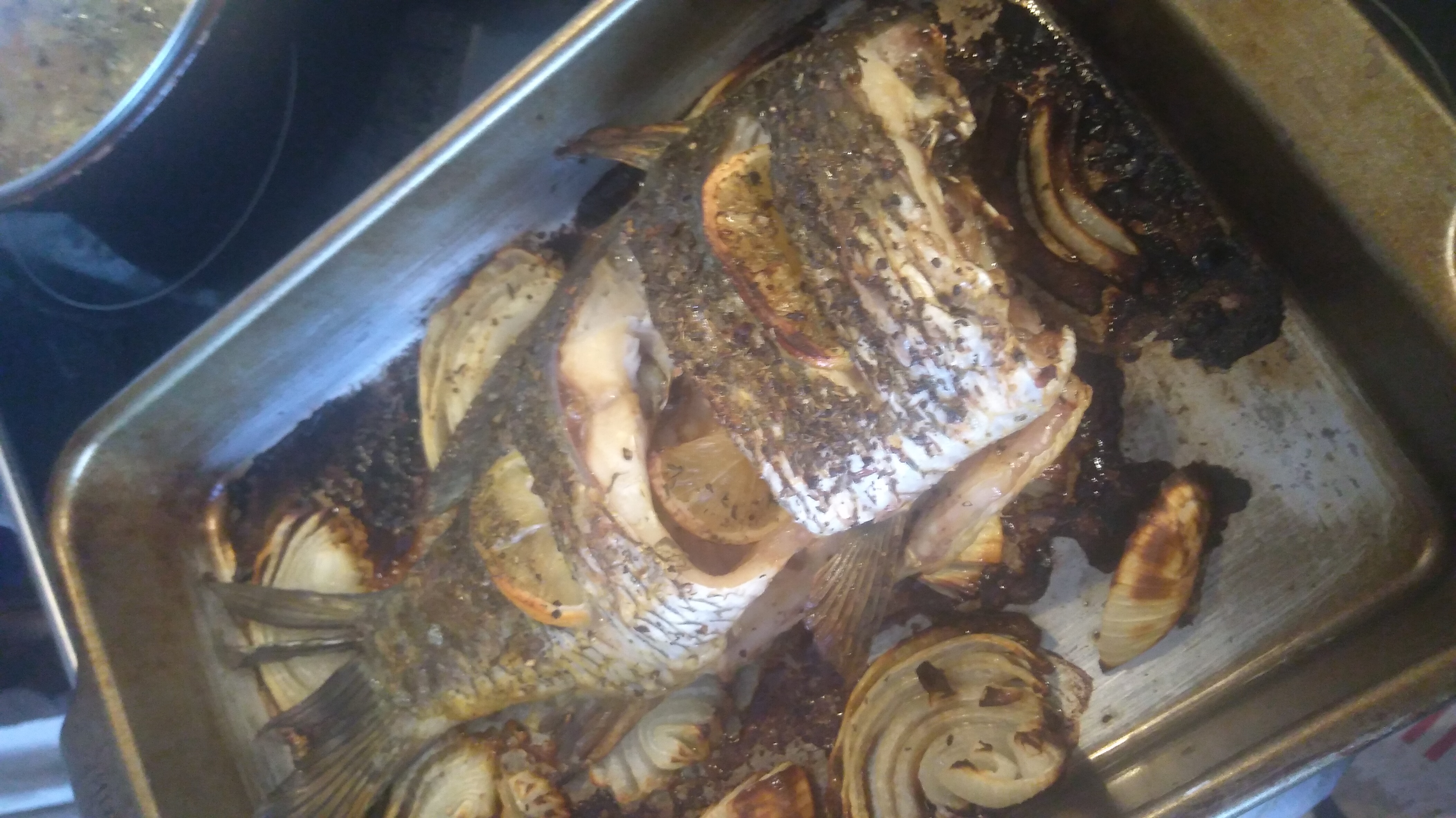Карп запечённый с лимоном и луком