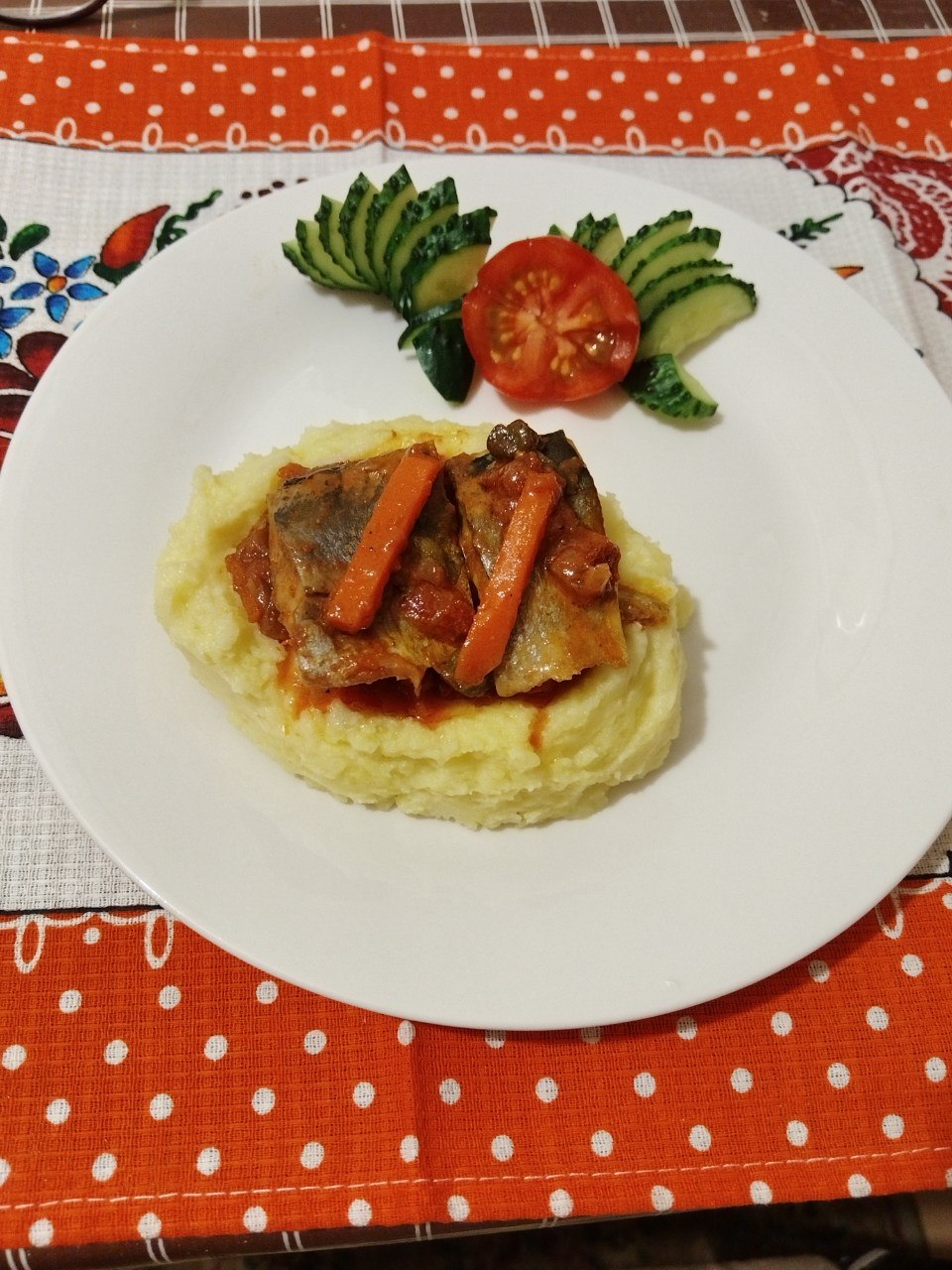 Сельдь тушёная в томате