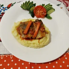 Сельдь тушёная в томате