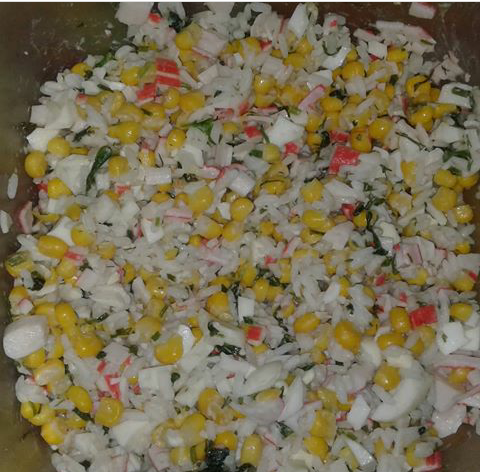 Крабовый салат с рисом: классический рецепт с рисом и кукурузой, пошагово с фото