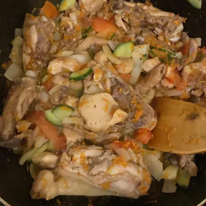 Куриное филе с овощами на сковороде
