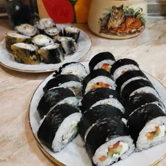 Роллы с форелью, курицей, запеченные с крабом 🍱