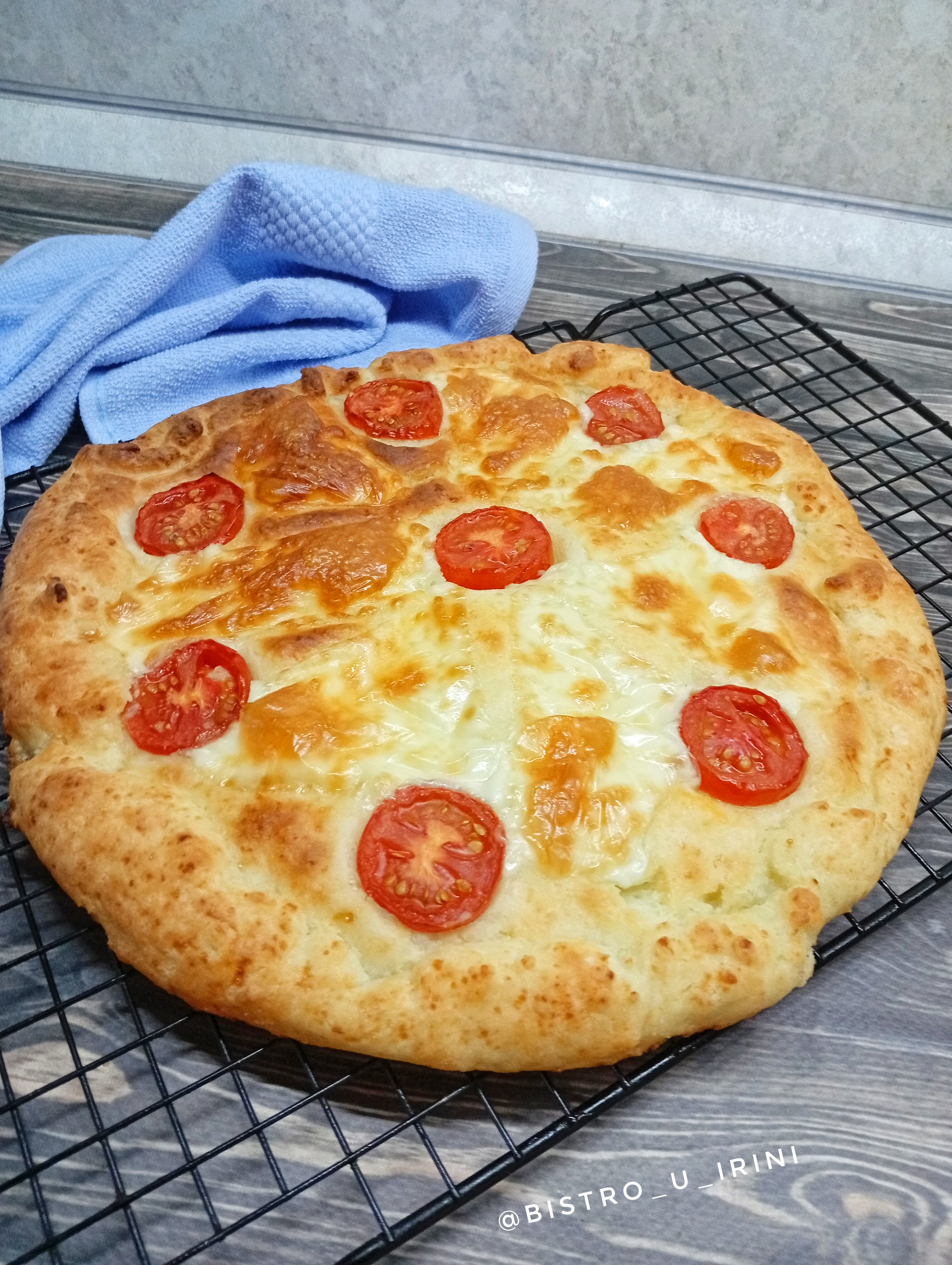 Творожная галета с томатами и сыром