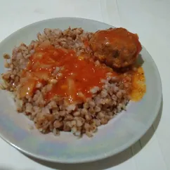 Гречка с мясным колобком