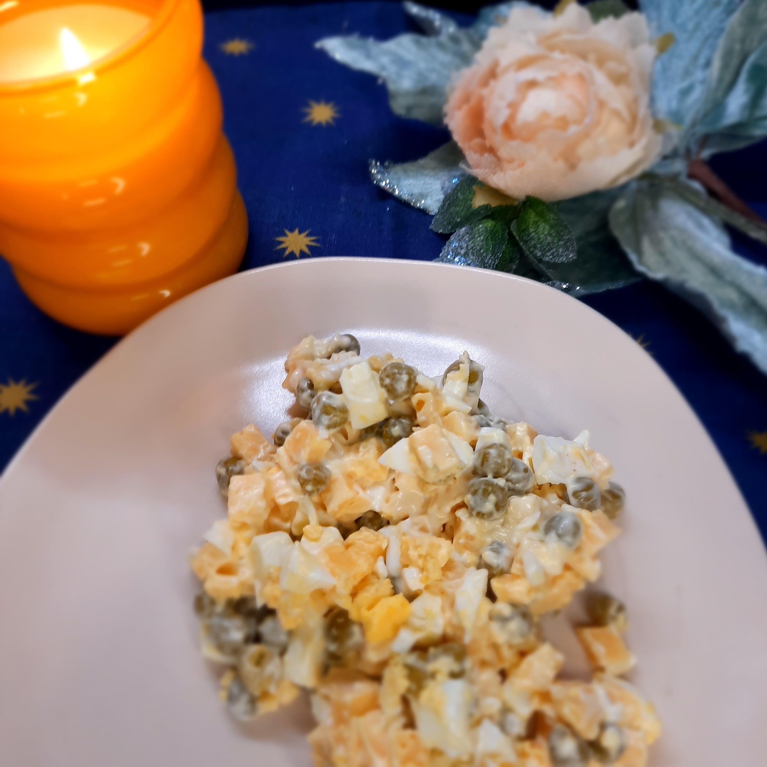 Салат с зеленым горошком и сыром