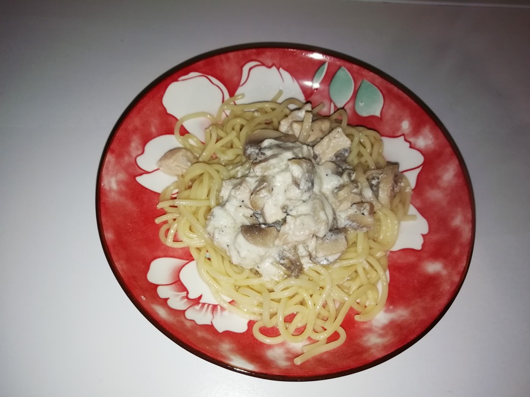 Паста с куриным филе, шампиньонами в сливках