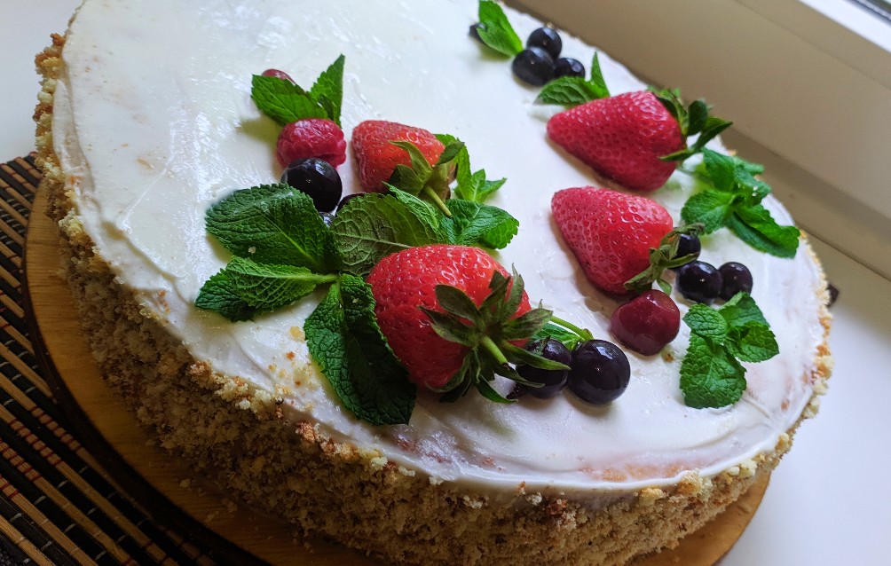 Бисквитный торт с заварным кремом и клубникой — рецепты | Дзен