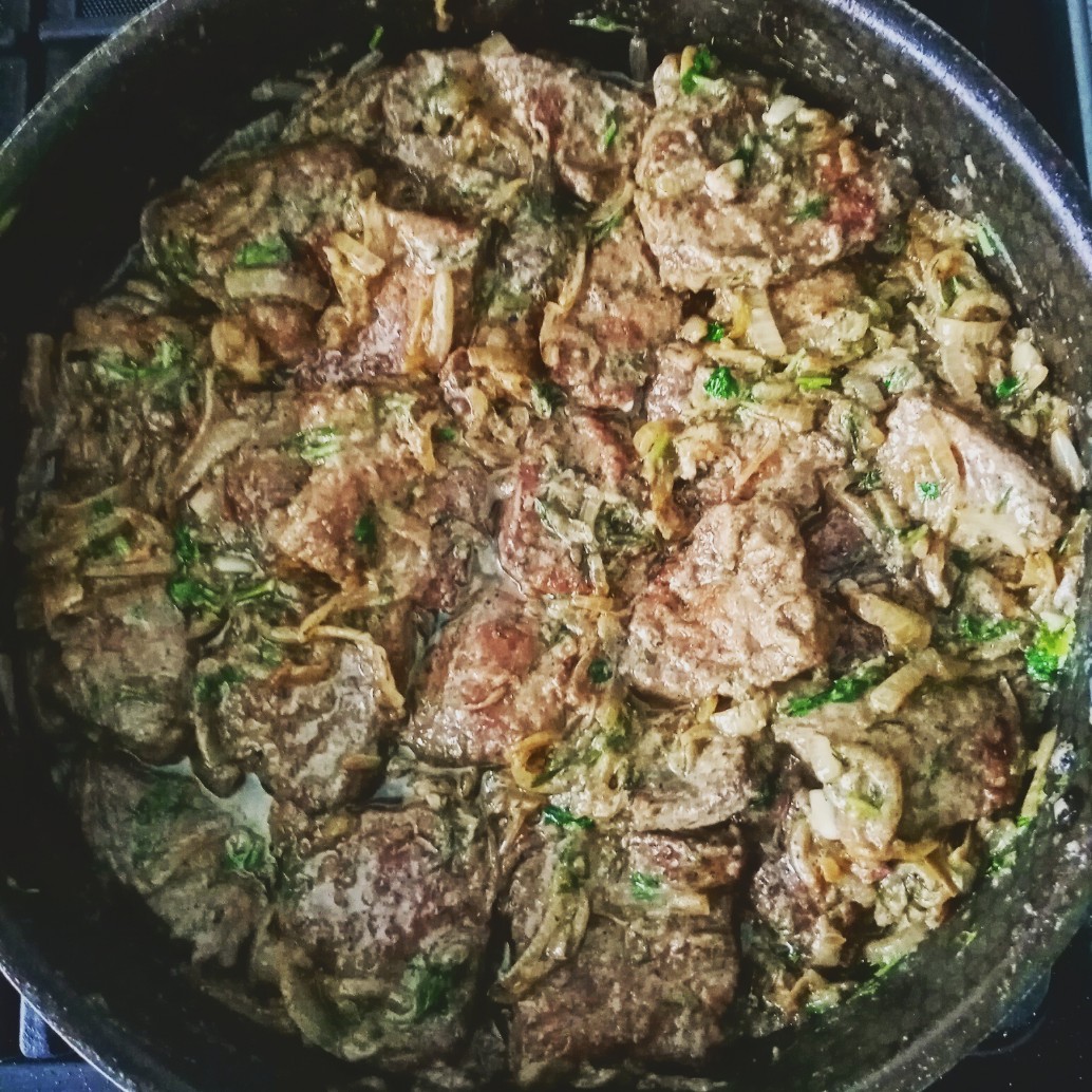 Рецепт говяжьей печени на сковороде с луком и сметаной