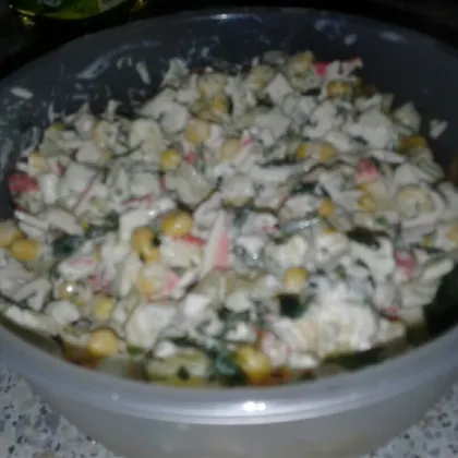 Салат из крабовых палочек с кукурузой и яблоком