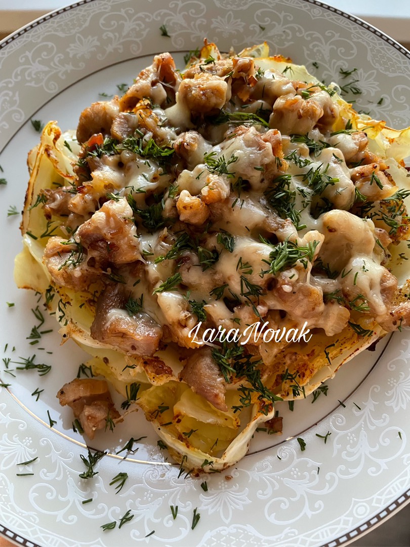 Стейк капустный с мясом и сыром