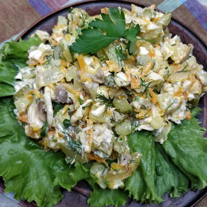 Салат из курицы с грибами и овощами