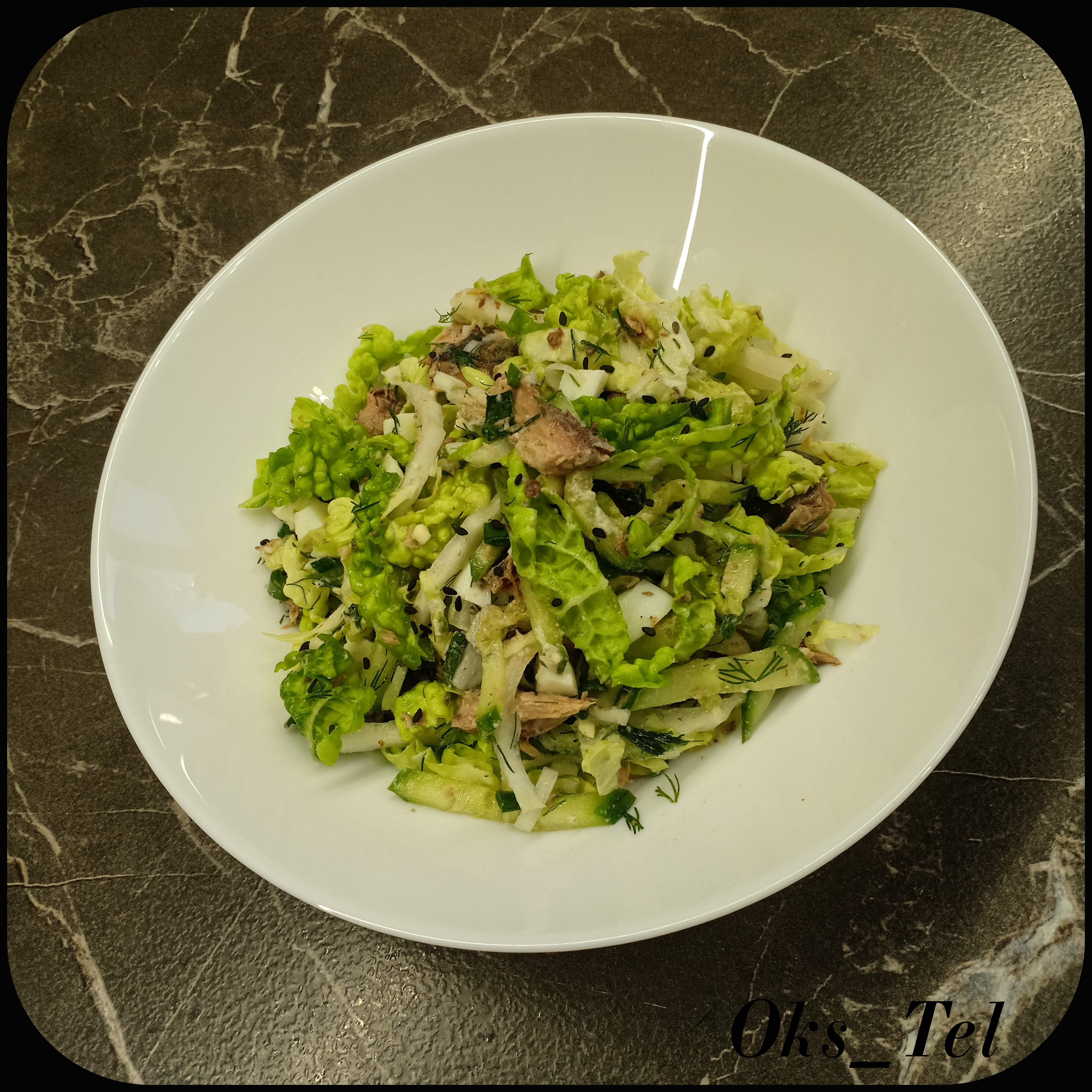 Салат с тунцом, огурцами и пекинской капустой