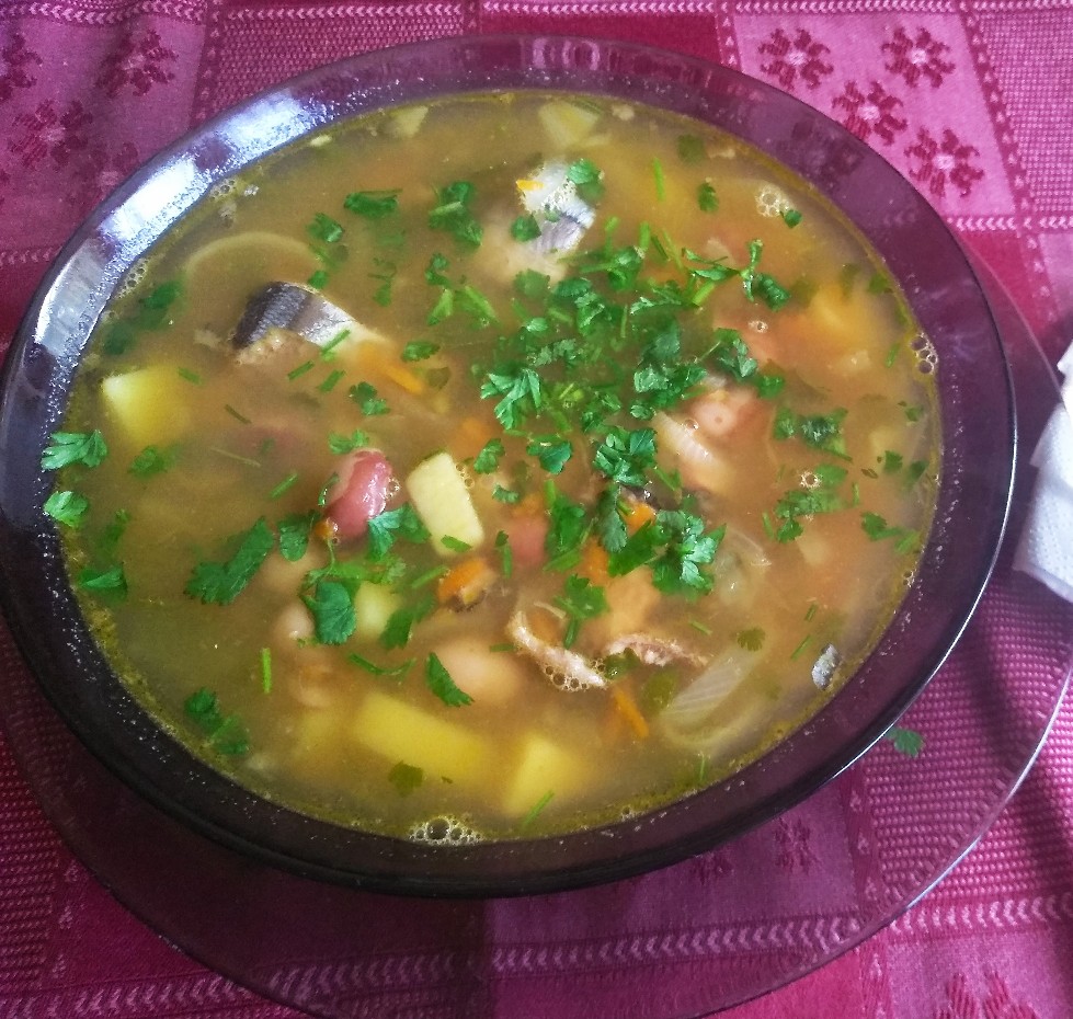 Суп с фасолью и консервированный рыбой