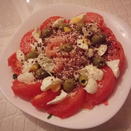 Салат с лососем, помидорами и оливками