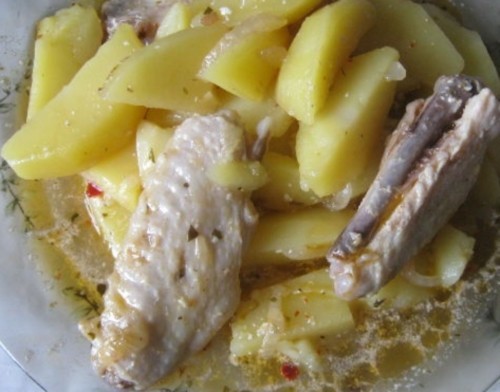 Жаркое с картофелем и куриными крылышками