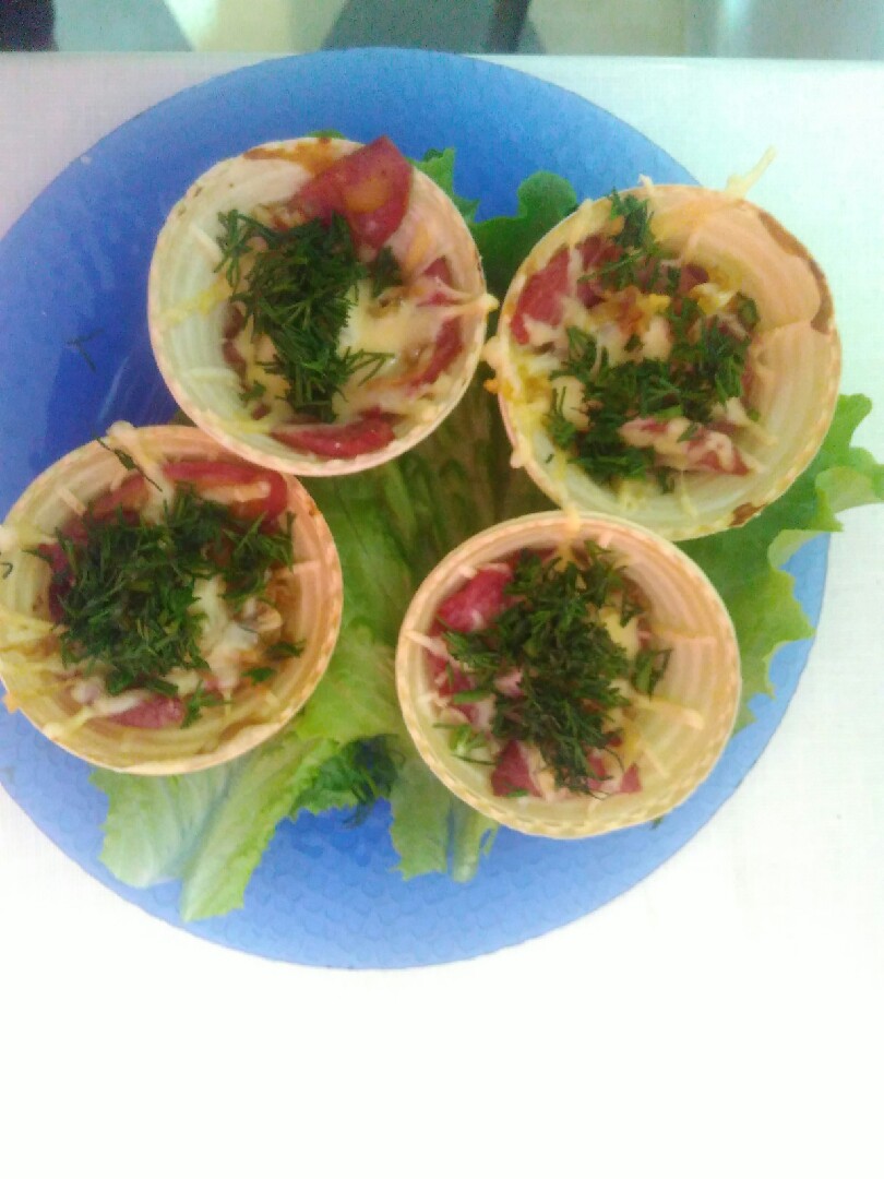 Тарталетки с копчёной колбасой и луком