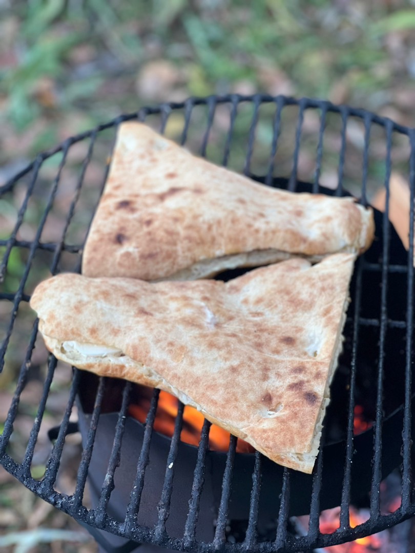 Лаваш на мангале с сыром и помидорами