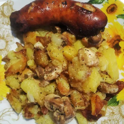 Жареная картошка с грибами и домашней колбаской в мультиварке