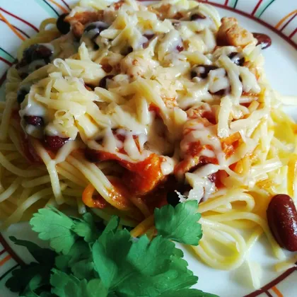 Спагетти с фасолью в томатном соусе, с чили и куриной грудкой