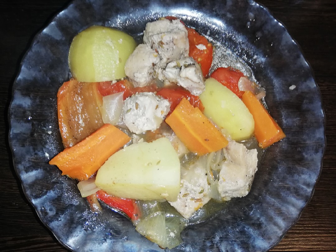 Тушеная куриная грудка с овощами