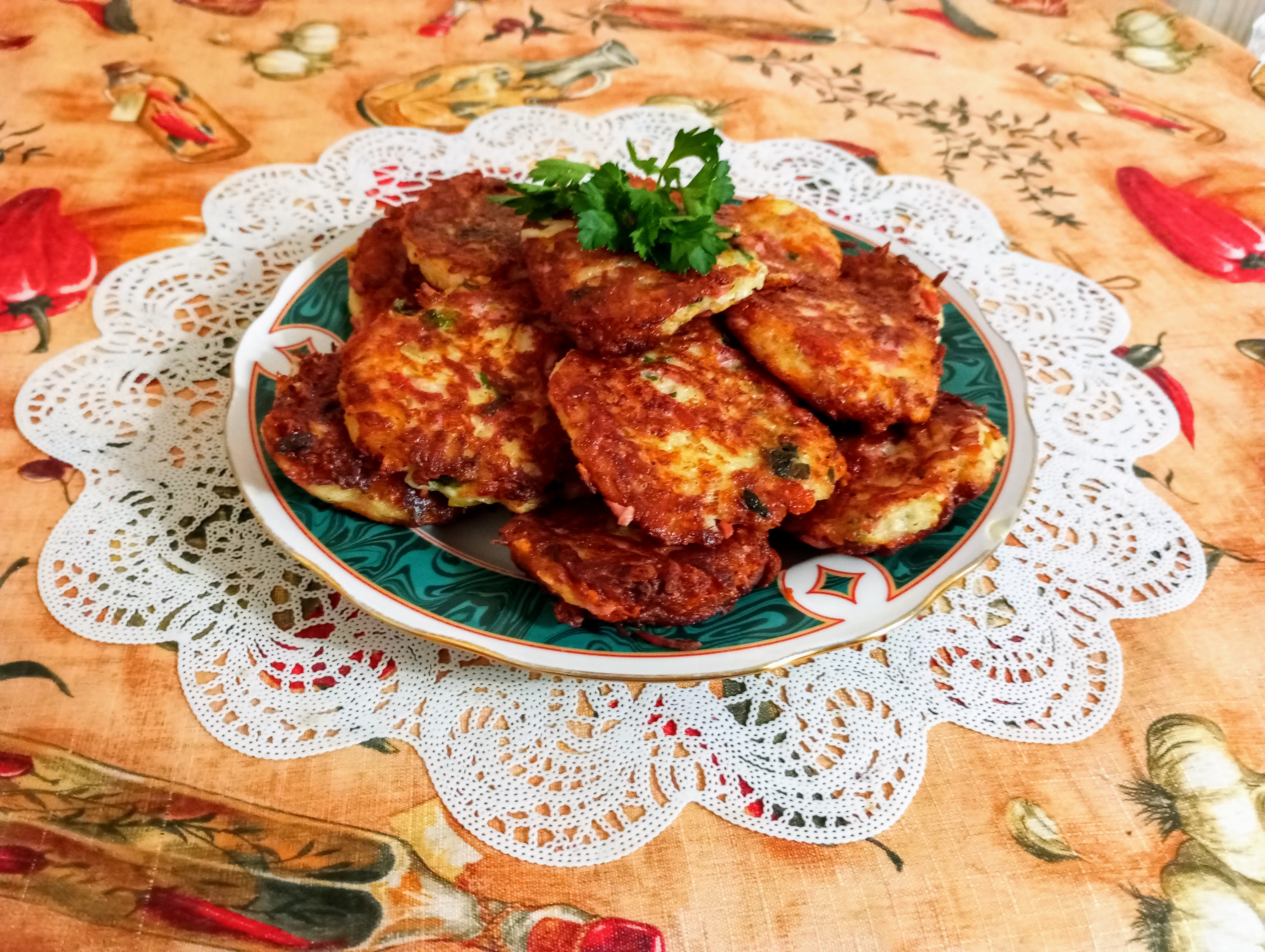 Драники из картофеля с сосисками  и сыром