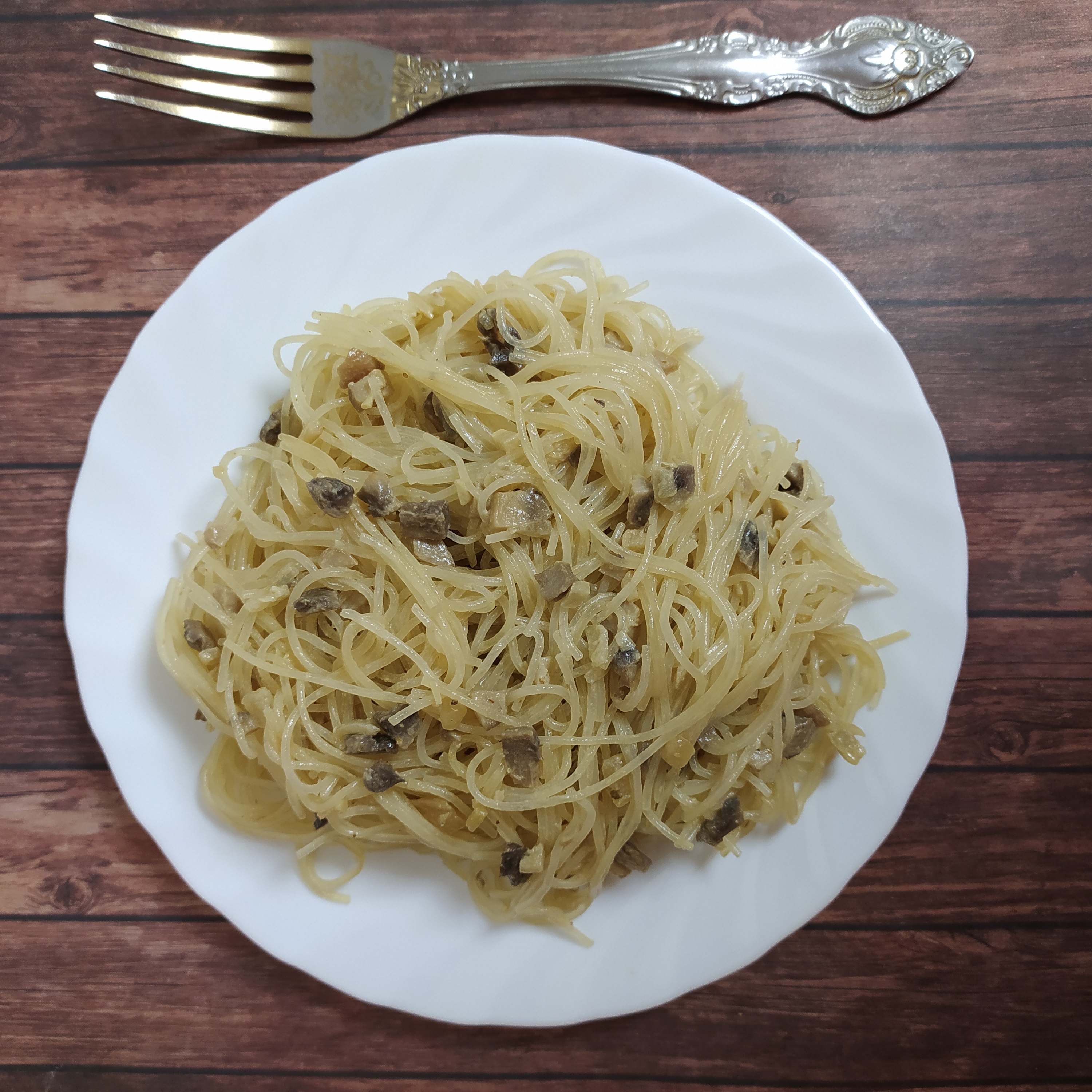 Горячая фунчоза с грибами и кокосовыми сливками