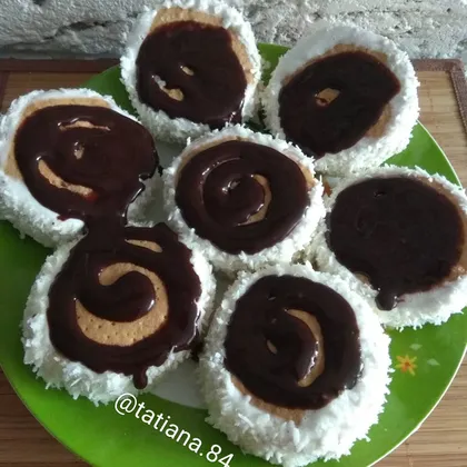 Бисквитные пирожные с кокосовым кремом
