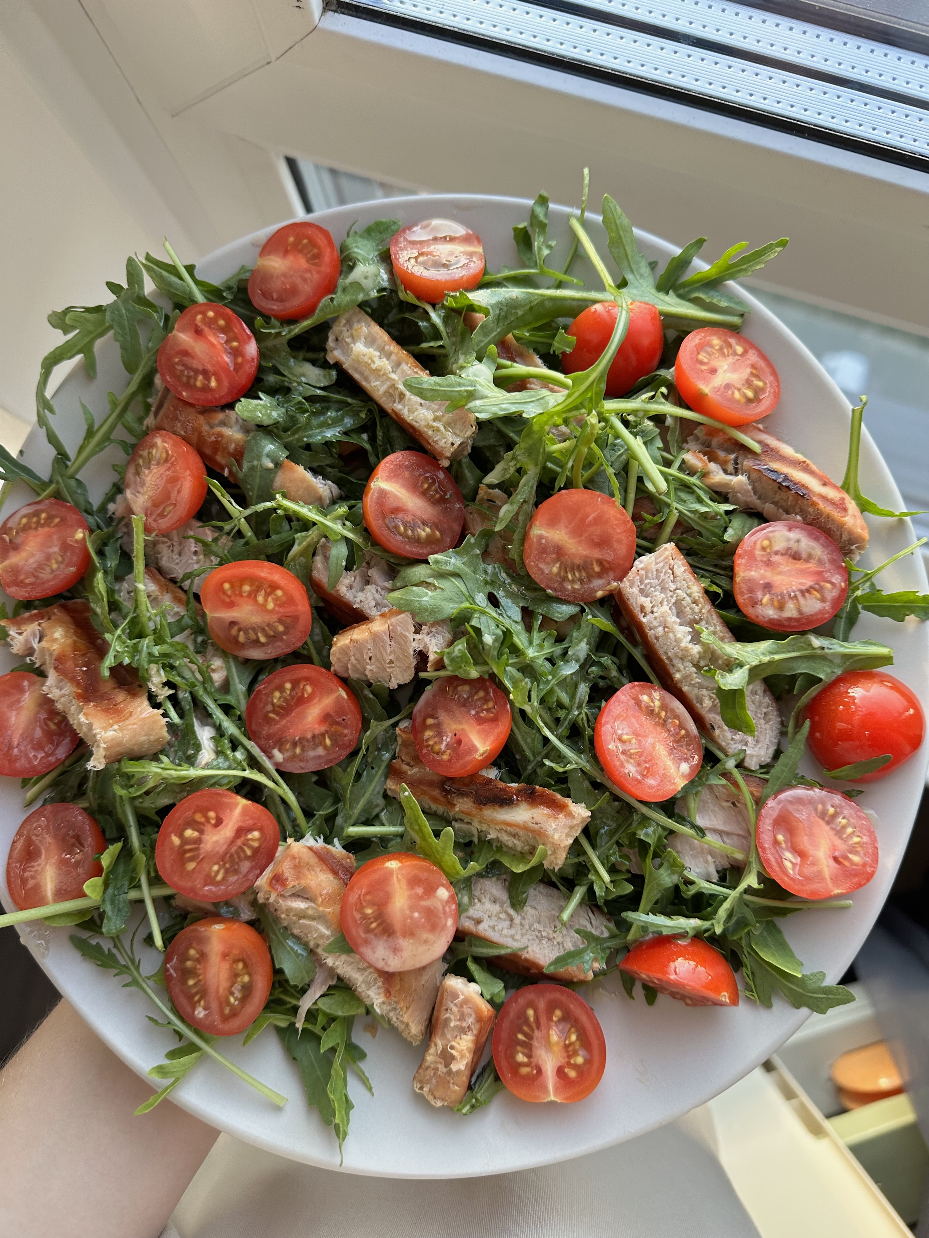 Салат с тунцом, рукколой и помидорами черри 