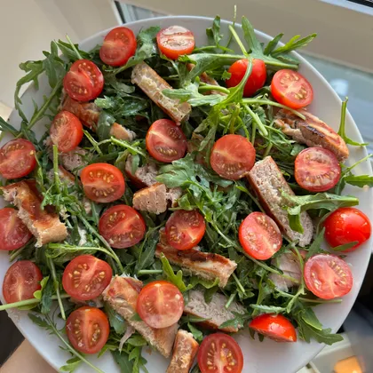 Салат с тунцом, рукколой и помидорами черри 