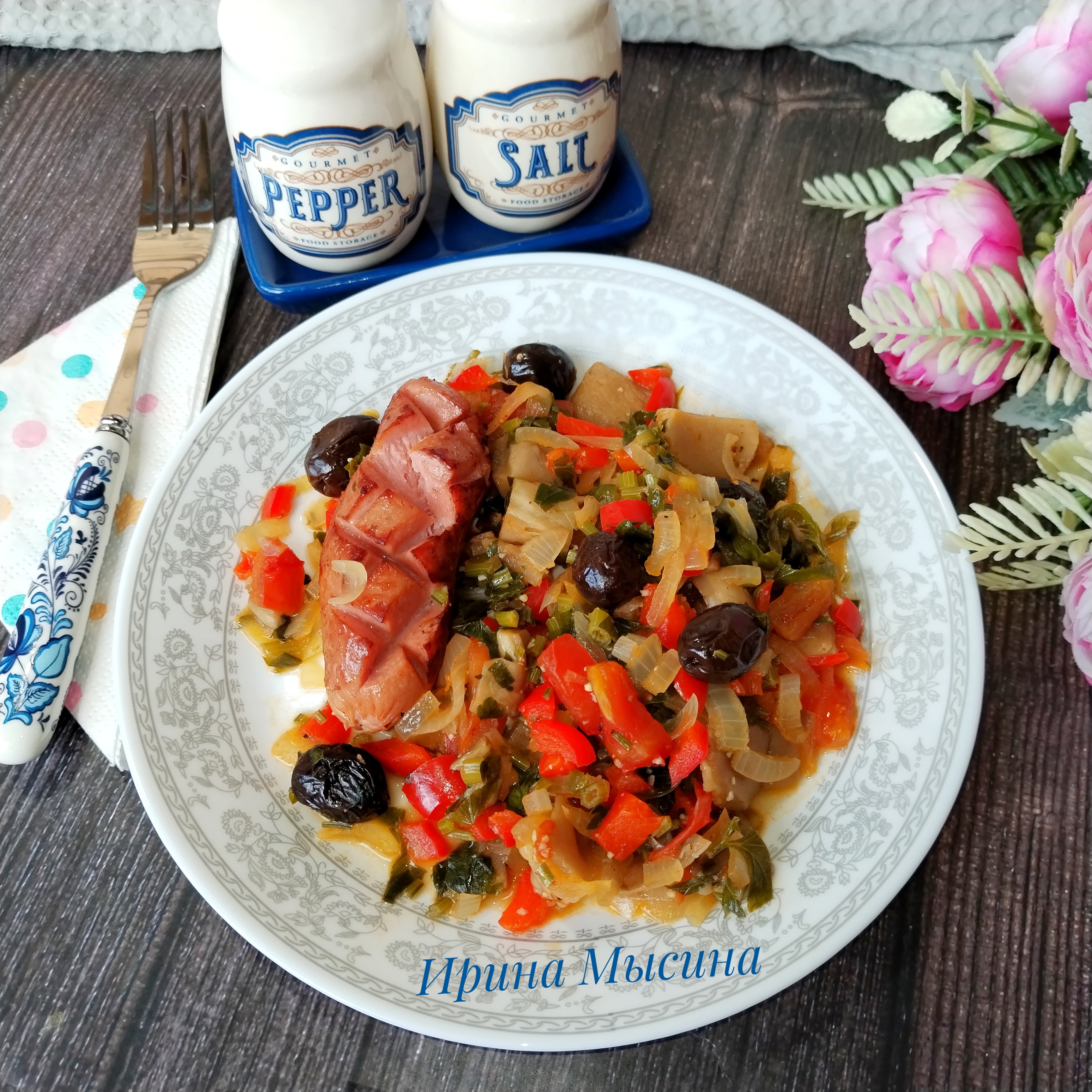 Сосиски с тушеными овощами и грибами 