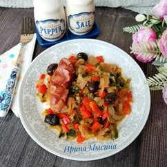Сосиски с тушеными овощами и грибами 