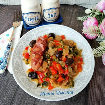 Сосиски с тушеными овощами и грибами 