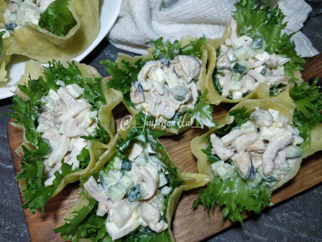Сырные корзиночки с салатом из морепродуктов