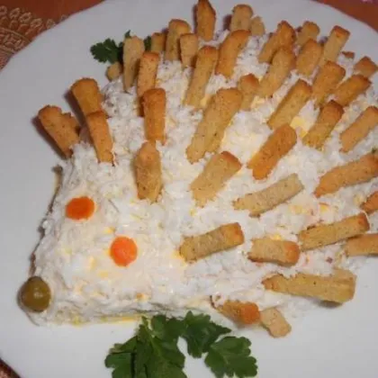 Новогодний слоеный салат 'Ёжик' с сухариками