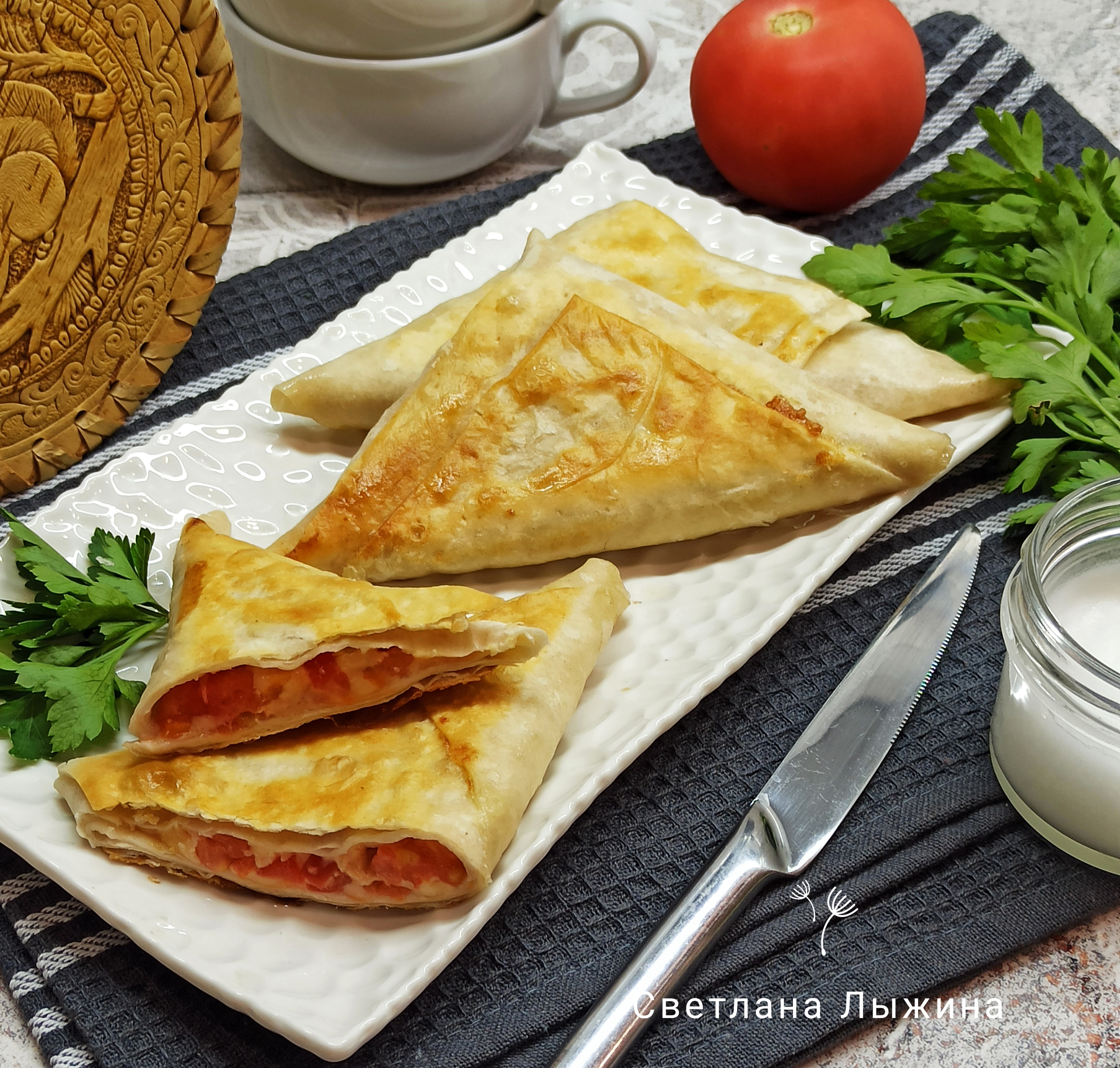 Треугольники из лаваша с помидорами и сыром 