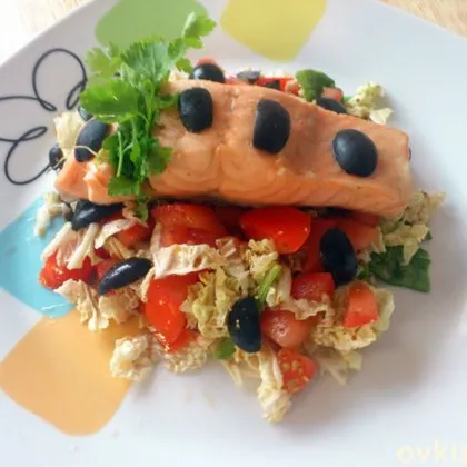Филе лосося с овощным салатом