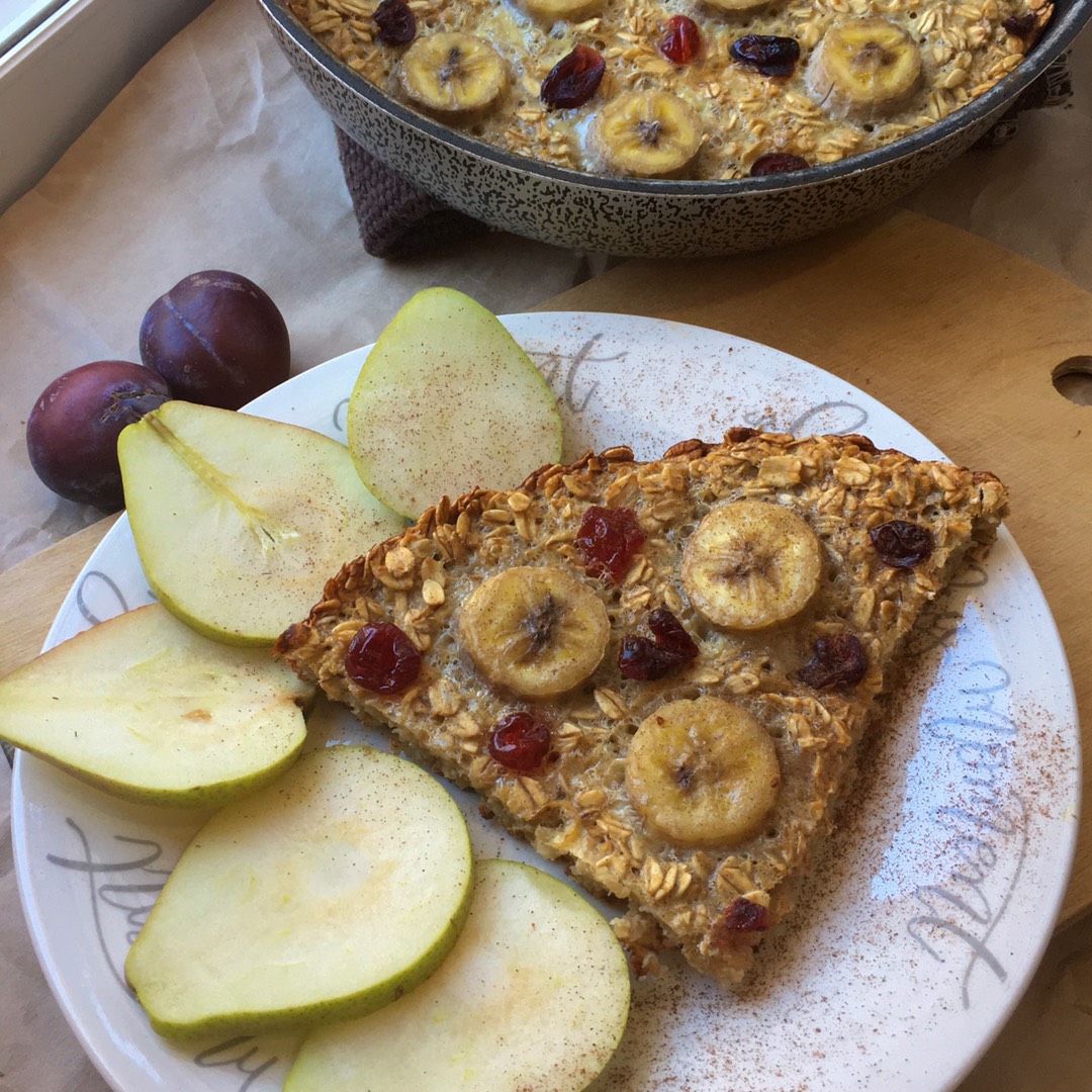 Запечённая овсянка с бананом и ягодами