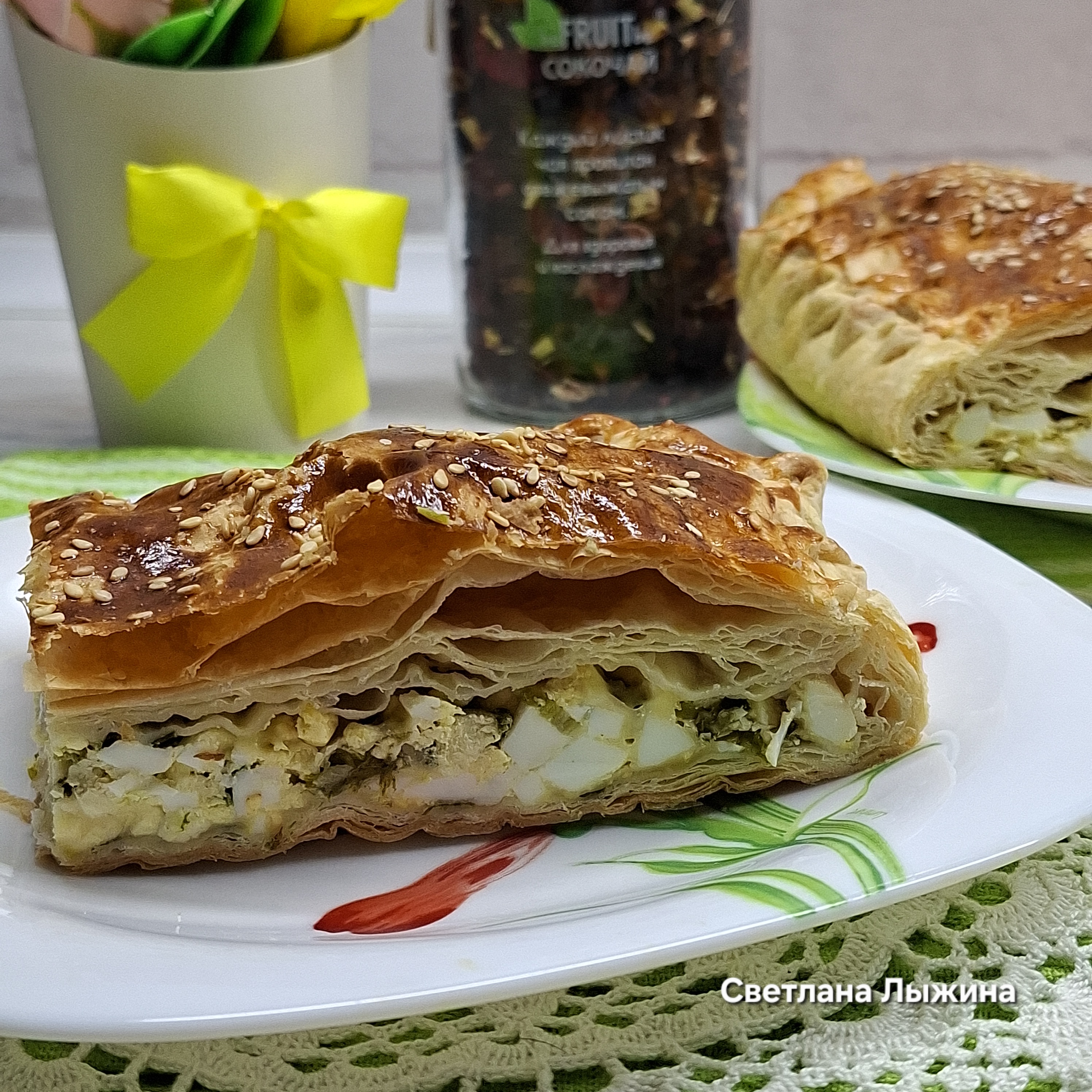 Слоеный пирог с яйцами и зеленым луком