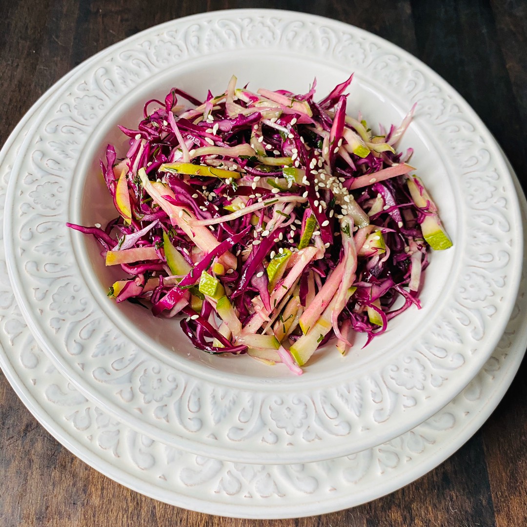 Салат с курицей, пекинской капустой и яблоком