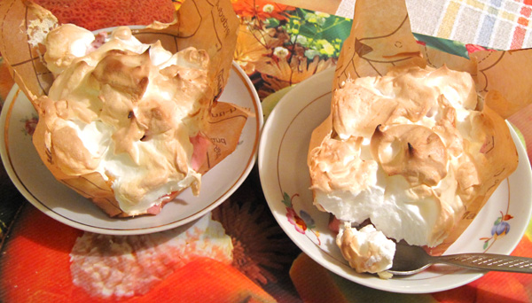 «Аляска»: как приготовить самый фотогеничный десерт из мороженого и безе
