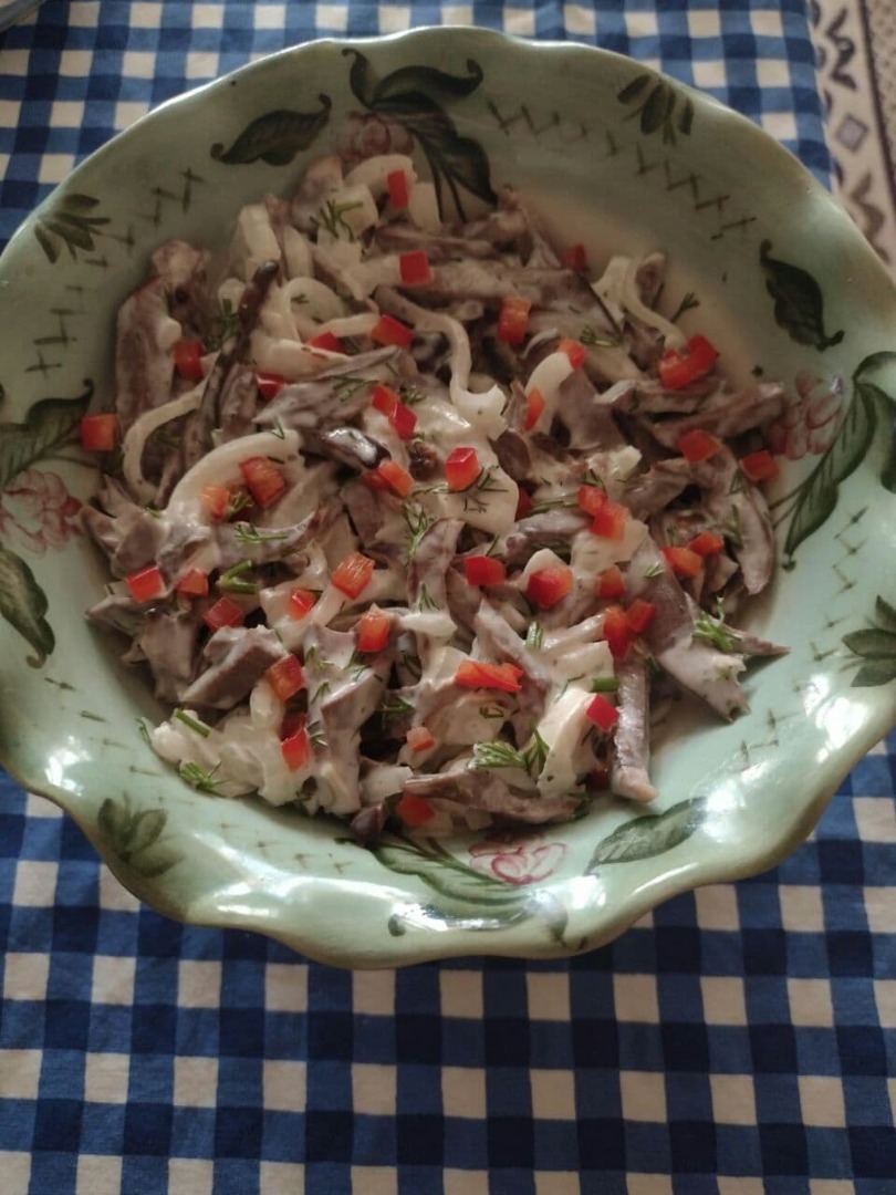 Салат из свиного сердца с языком, копченой индейкой и грибами
