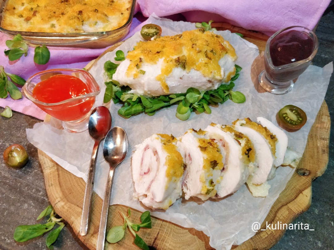 Рулет из куриной грудки с сыром и беконом