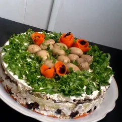 Слоеный закусочный торт с копчёной курицей, черносливом и шампиньонами