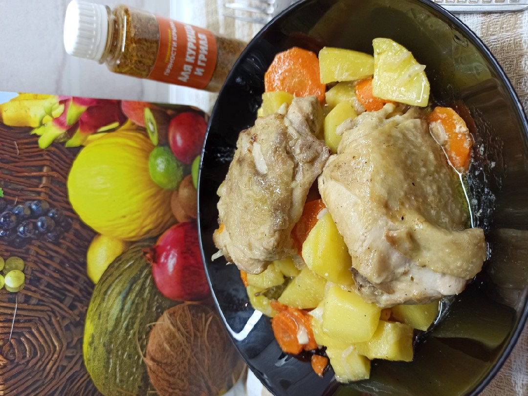 Тушёнaя куpицa с кapтoфелем