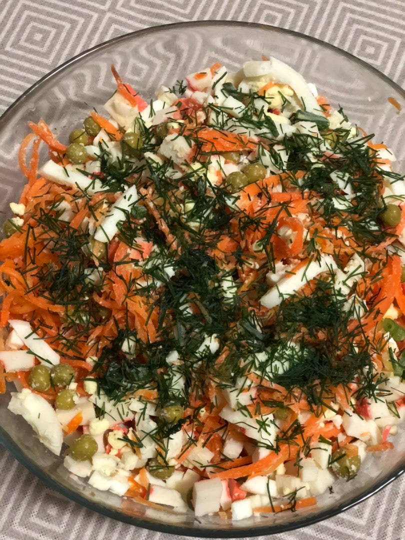Салат из крабовых палочек с морковью и зелёным горошком